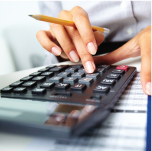 Une photo montrant les mains d’une personne en train d’utiliser une calculatrice